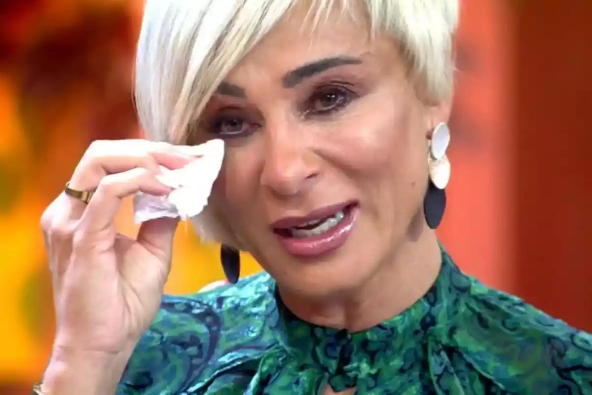 Foto de Ana María Aldón llorando en el plató de 'Fiesta', el día 22 de octubre del 2022
